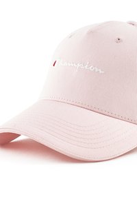 Roze katoenen honkbalpet met geborduurd wit "Champion" logo. Voorzien van een gebogen rand en gestikte details langs de kroon.