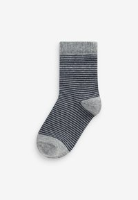Blaue und graue gestreifte Socke mit einem gerippten Bündchen, aus weichem Strickmaterial hergestellt, mit einer abgerundeten Zehenpartie und kontrastierenden Fersen- und Zehenakzenten.