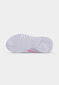 Semelle de chaussure blanche avec un motif de bande de roulement incurvé et rainuré et un petit logo embossé sur le côté, présenté sur un fond clair uni.