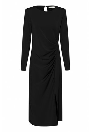 Černé šaty s dlouhým rukávem a kulatým výstřihem s klíčovou dírkou na zádech. Obsahují řasení po stranách a rozparek na levé straně. Hladká tkanina.