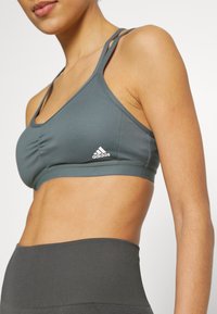adidas Performance YOGA ESSENTIALS LIGHT-SUPPORT - Sutiã desportivo de suporte ligeiro - blue oxide