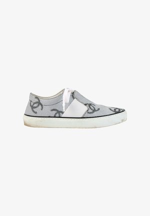 CHANEL, Baskets basses - white black