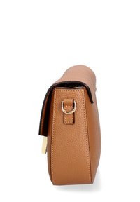 Borsa in pelle color beige con finitura texturizzata, parte superiore arrotondata, hardware in argento e dettaglio anello laterale. Forma semplice e strutturata.