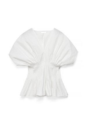 Biała bluzka z dużymi bufkami, głębokim dekoltem w kształcie litery V i marszczonym paskiem w talii, ułożona płasko na białym tle.