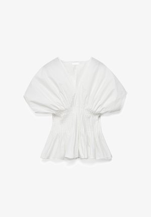 Witte blouse met oversized pofmouwen, diepe V-hals en taille met geplooide details, plat gelegd op een witte achtergrond.