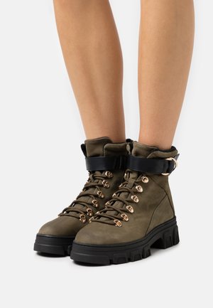 Platform ankle boots - olive/black