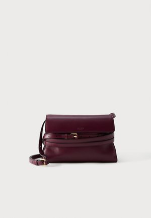 Tmavá bordová kožená crossbody kabelka s klopovým zatváraním a nastaviteľným remienkom so zlatou prackou.