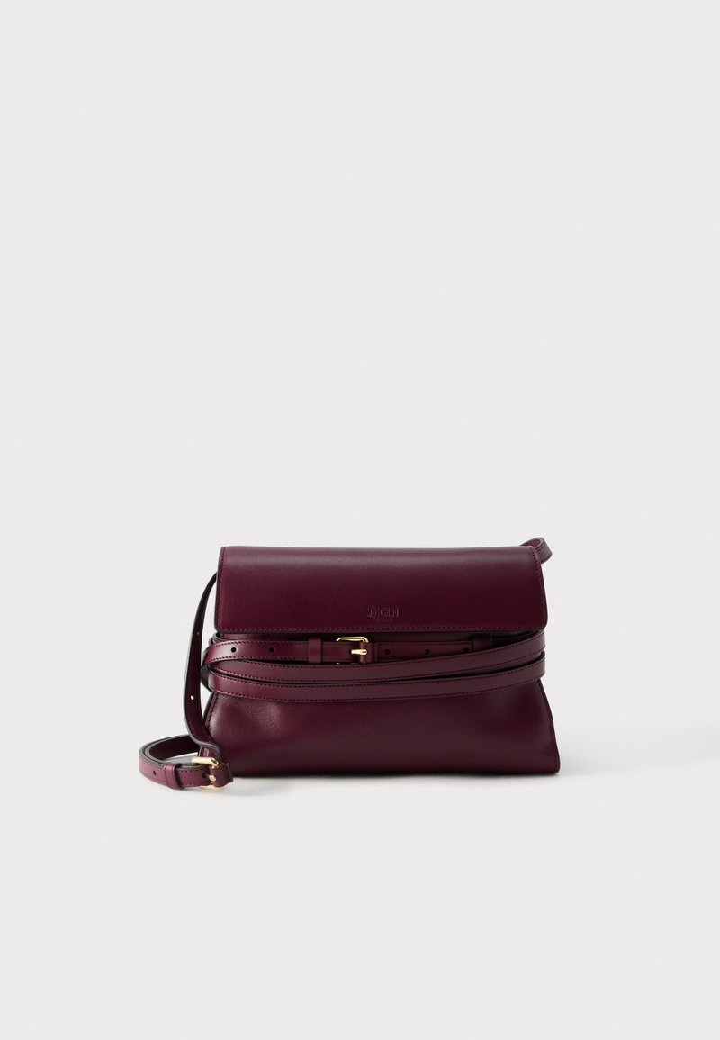 Σκούρο βουργουνδί δερμάτινη τσάντα crossbody με κλείσιμο με καπάκι και ρυθμιζόμενο λουρί με χρυσή πόρπη.