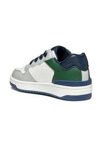 Matala sneakeri valkoisena, harmaana, vihreänä ja laivastonsinisenä, jossa on teksturoitu sininen pohja ja laivastonsiniset nauhat, näkyy takakulmasta valkoista taustaa vasten.