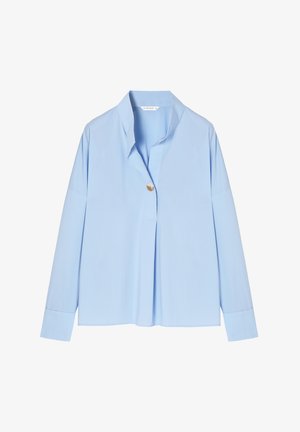 Chemise à manches longues bleu clair avec un col, fermeture à un bouton doré unique et plis sur les côtés. Tissu lisse avec une coupe structurée.
