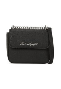 Crna teksturirana kožna crossbody torba s preklopom, srebrnim lančani remenom i utisnutim logom sprijeda. Pravokutnog oblika.