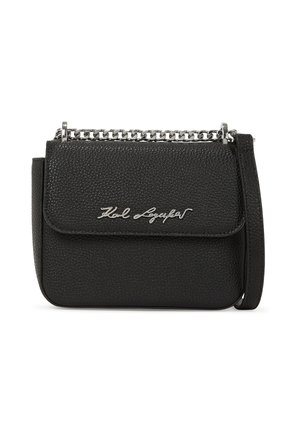 Borsa a tracolla in pelle nera testurizzata con chiusura a flap, tracolla in catena argentata e logo in rilievo sul davanti. Forma rettangolare.
