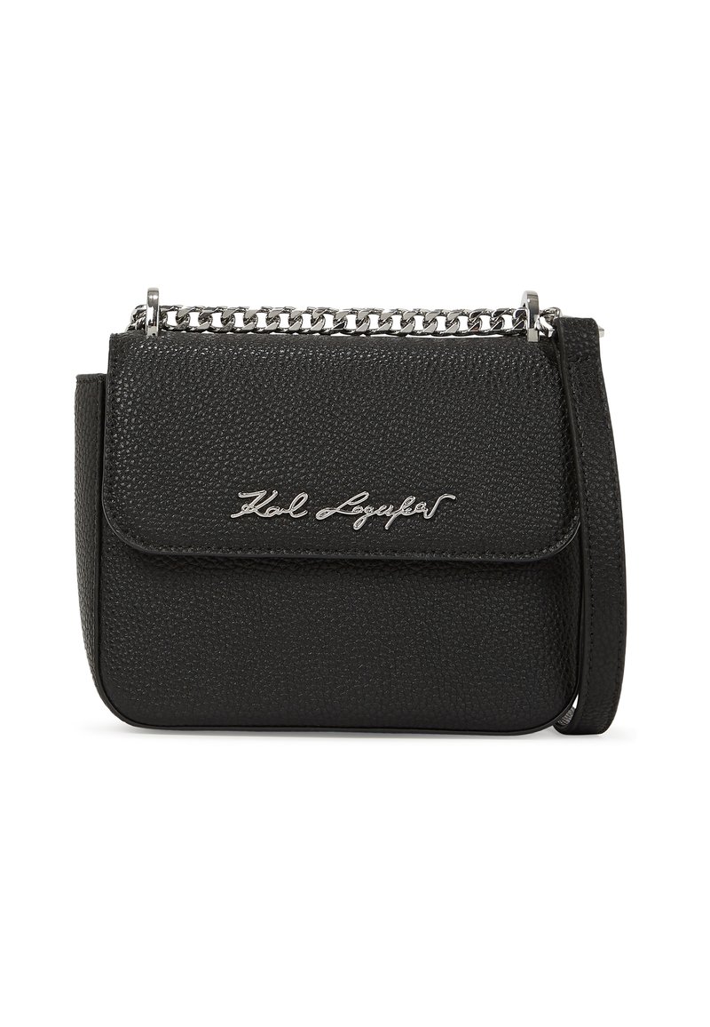 Crna teksturirana kožna crossbody torba s preklopom, srebrnim lančani remenom i utisnutim logom sprijeda. Pravokutnog oblika.
