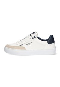 Witte leren sneaker met marineblauwe accenten, suède neus en rubberen zool. Heeft een vetersluiting en merkvermelding op de zijkant.