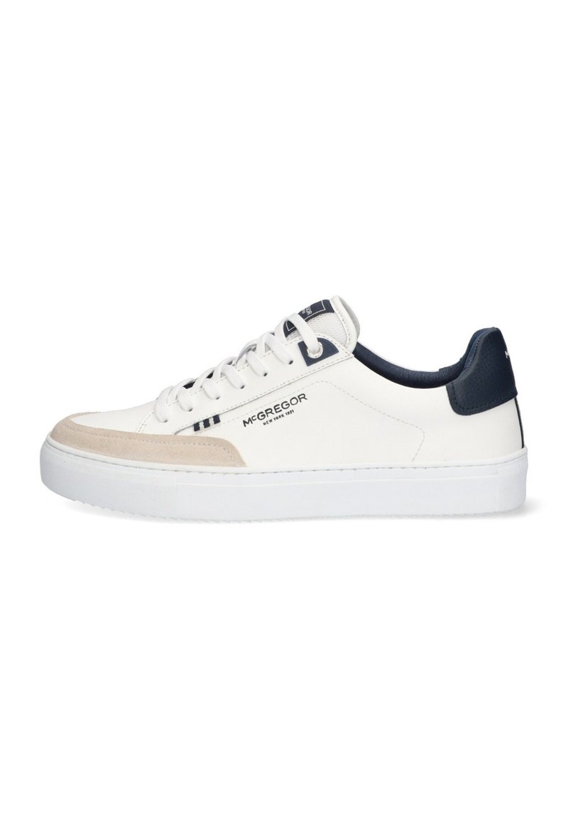 Witte leren sneaker met marineblauwe accenten, suède neus en rubberen zool. Heeft een vetersluiting en merkvermelding op de zijkant.