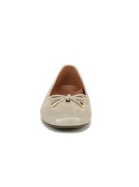 Ballerine in suede beige con punta arrotondata, dettaglio decorativo a fiocco e piccoli accenti in oro. Texture liscia.