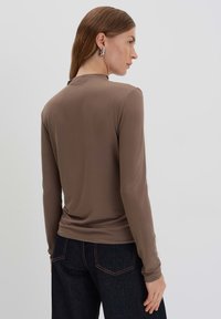 someday. Langarmshirt - soft mocha