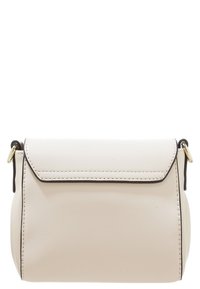 Krämfärgad konstläderhandväska med en strukturerad form, svarta detaljer och en klafföppning. Utrustad med hardware i guldton och subtila sömdetaljer.