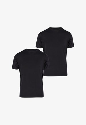 Kaksi yksinkertaista mustaa lyhythihaista crew neck -t-paitaa, toinen hieman toisen takana, valkoisella taustalla.