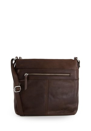 Hnědá kožená crossbody taška s nastavitelným popruhem, horním zipovým uzavřením, přední zipovanou kapsou a raženým logem po straně.