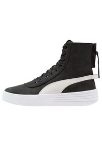 Höga sneakers i svart mocka med en vit läderremsa, med en vadderad krage, runda snören och en tjock vit gummisula.