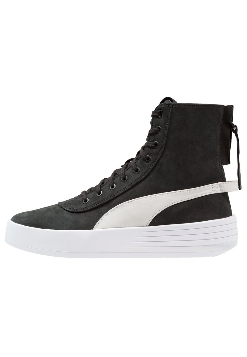 Höga sneakers i svart mocka med en vit läderremsa, med en vadderad krage, runda snören och en tjock vit gummisula.