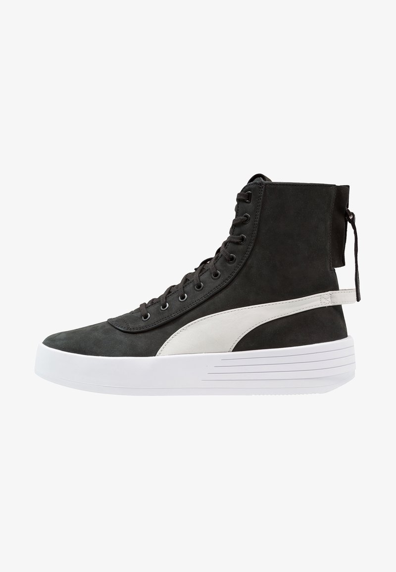 Höga sneakers i svart mocka med en vit läderremsa, med en vadderad krage, runda snören och en tjock vit gummisula.