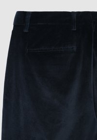 Hose aus marineblauem Samt mit geradem Schnitt, glatter Textur und einer einzelnen Gesäßtasche mit feinen Nähten.