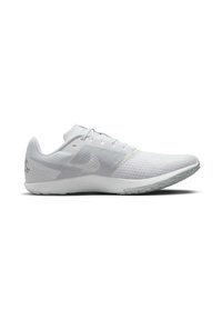 Chaussure de sport blanche avec une tige en mesh, un bout arrondi et un design minimaliste. Présente un motif texturé et un logo subtil sur le côté.