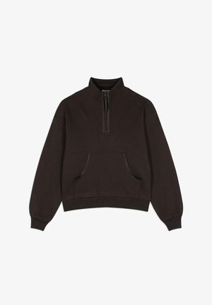 Sudadera corta marrón con cuello alto, cierre de media cremallera, mangas largas y bolsillo frontal tipo pouch. Presenta puños y dobladillo acanalados.