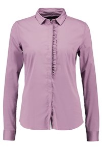 Blusa a maniche lunghe di un leggero colore viola con colletto a punta e dettagli a pieghe verticali lungo la chiusura dei bottoni.