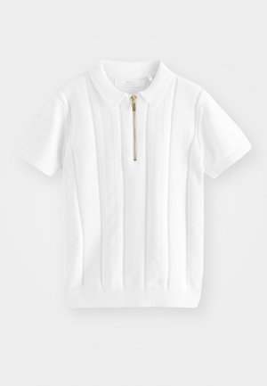 Hvid polo-shirt med korte ærmer, der har en krave, en guldfarvet lynlås og teksturerede lodrette striber foran. Ribbet kant.