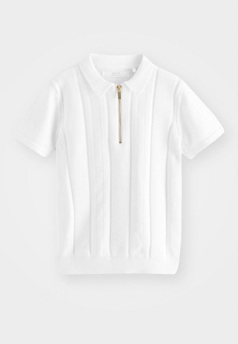 Polo shirt bianco a maniche corte con colletto, zip dorata e strisce verticali testurizzate sul davanti. Orlo a costine.