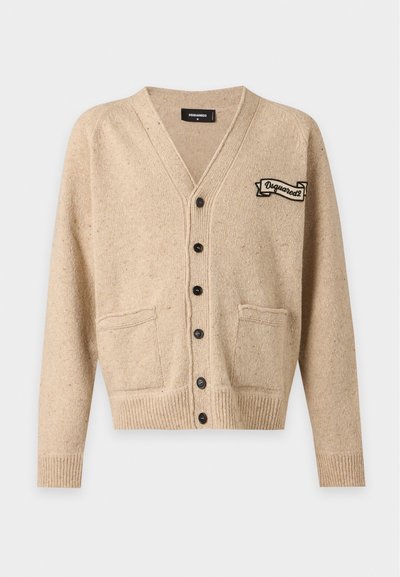 Cardigan en maille beige boutonné avec deux poches avant et un petit logo brodé "Dsquared2" sur la poitrine gauche.