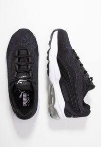 Černé tenisky Puma Cell s bílou podrážkou, texturovaný materiál, šňůrky a viditelné vzduchové polstrování, zobrazené z vrchu a z boku na bílém pozadí.