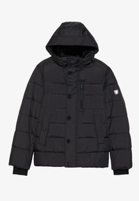 Chaqueta acolchada negra con capucha, que cuenta con un bolsillo en el pecho con cremallera, cierre de botón y puños acanalados. Textura suave y diseño acolchado.