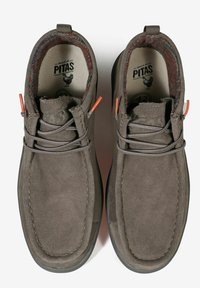 Scarpe in suede marrone con punta arrotondata, tallone rinforzato e accenti in plastica arancione. Presentano una fodera in pile a fantasia. Taglia 42.