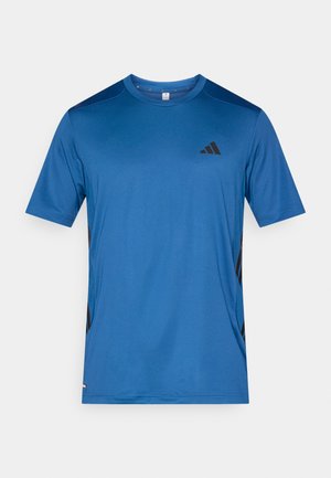 Niebieski sportowy T-shirt wykonany z gładkiej tkaniny, z krótkimi rękawami, czarnymi bocznymi akcentami oraz małym czarnym logo na piersi.
