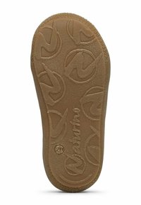 Hnědá gumová podrážka boty s kruhovým vzorem a texturovaným povrchem, s malým logem vyraženým blízko paty.