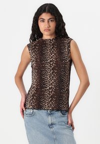 Top senza maniche con stampa leopardata, caratterizzato da una texture plissettata in marrone e nero, con un colletto alto. Abbinato a una gonna in denim chiaro.