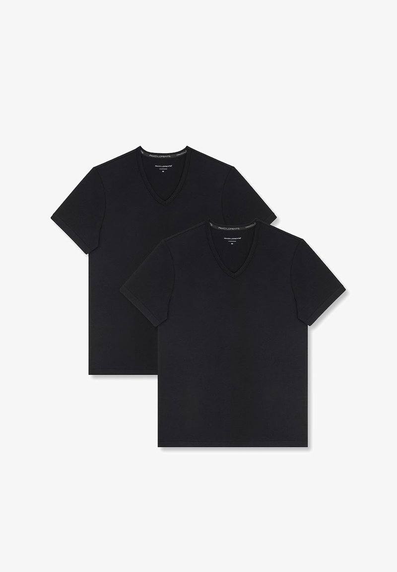 Dwa czarne koszulki z dekoltem w serek, wykonane z gładkiej bawełny. Krótkie rękawy, standardowy krój, z minimalnymi szwami i bez metek dla większej wygody.