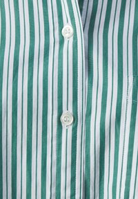 GAP THE BIG SHIRT - Nööpidega pluus - white/green