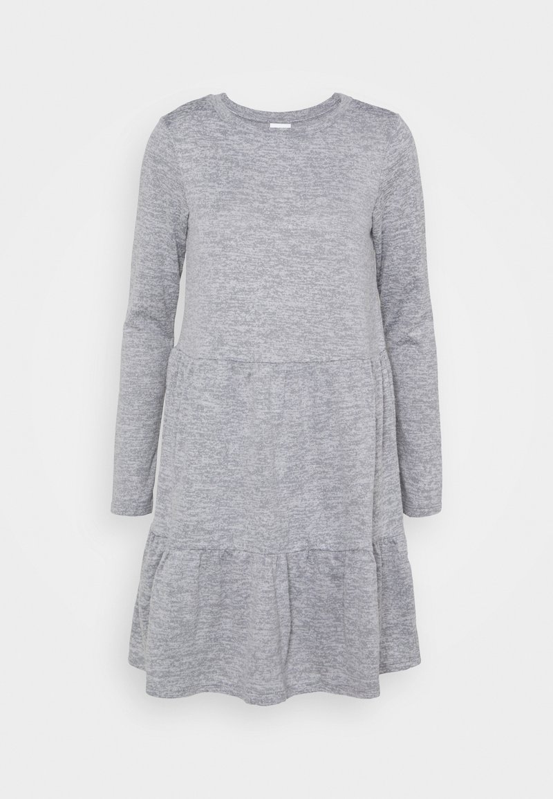 Robe grise à manches longues fabriquée en tissu doux et texturé. Elle présente un col rond et un ourlet superposé et froncé.