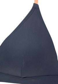 Navy blauwe driehoek bikini top van gladde stof, met een dunne perzikkleurige band en nette stiksels, zonder versieringen of patronen.