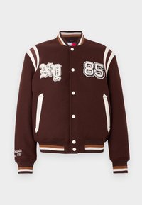 Giacca varsity marrone realizzata in misto lana, con strisce bianche, numeri ricamati "NY" e "85", e polsini a coste con accenti di colore.