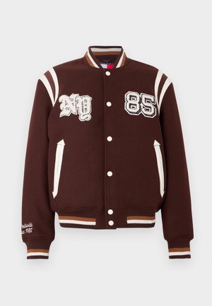 Brązowa kurtka typu varsity wykonana z mieszanki wełny, z białymi paskami, haftowanymi numerami "NY" i "85" oraz prążkowanymi mankietami z kolorowymi akcentami.