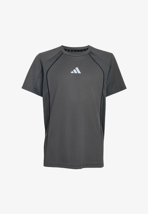 Donkergrijs sportshirt met korte mouwen, subtiele meshpanelen en een klein wit Adidas-logo in het midden van de borst.