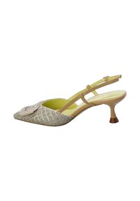 Tacchi slingback beige intrecciati con punta appuntita, decorati con un ornamento rotondo, dotati di una soletta gialla e di un tacco kitten bicolore.