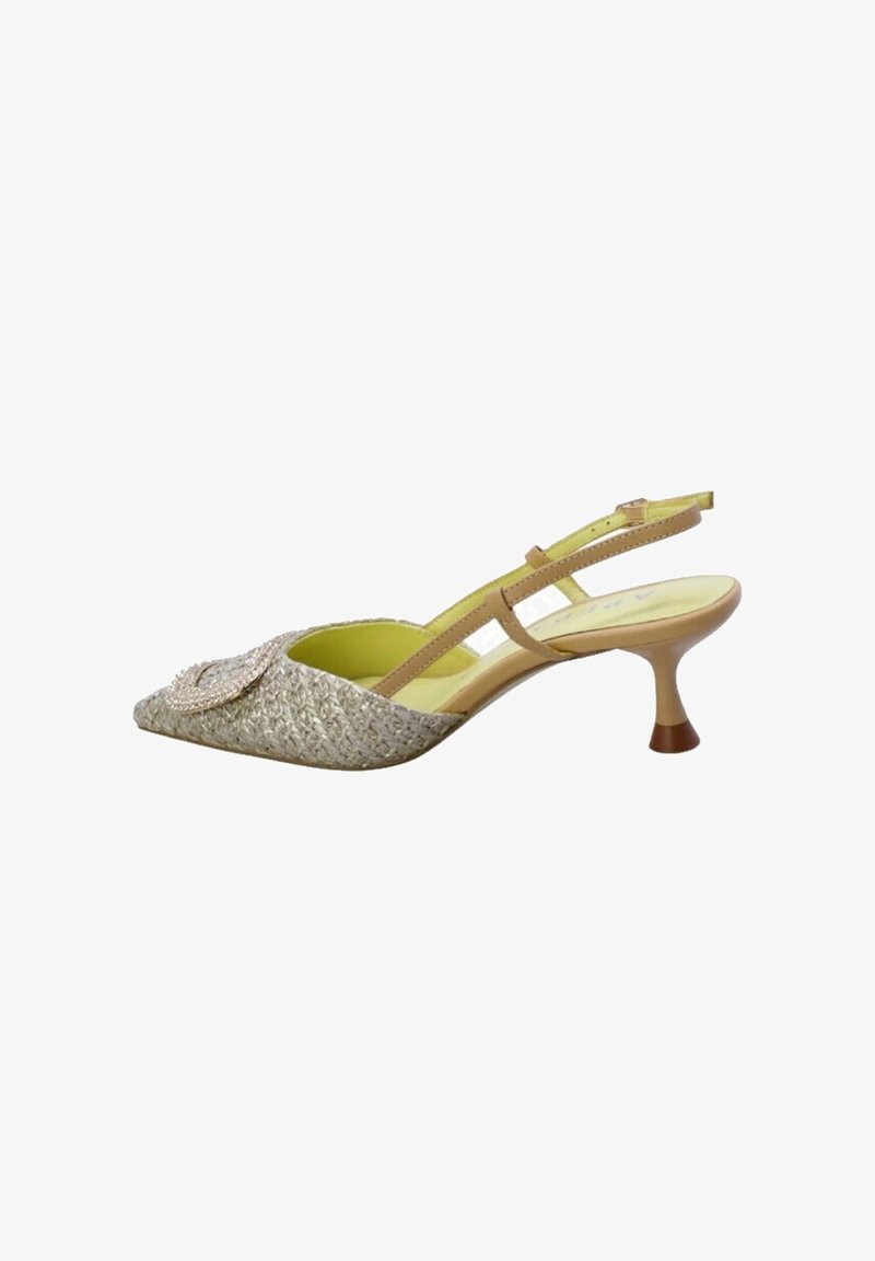 Tacchi slingback beige intrecciati con punta appuntita, decorati con un ornamento rotondo, dotati di una soletta gialla e di un tacco kitten bicolore.