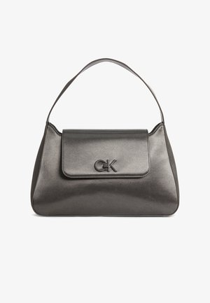 Sac à main en cuir noir avec une poignée unique et une fermeture à rabat comportant un logo CK au centre avant.